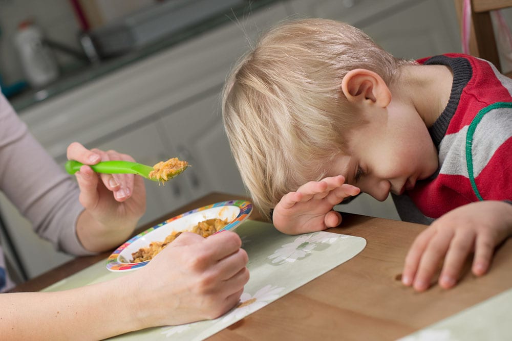 how to encourage independent eating in toddlers